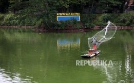 Warga menjalak ikan di Situ Gintung, Tangerang  Selatan, Banten, Selasa (5/12).