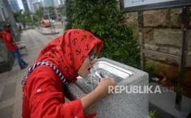 Warga mencoba fasilitas drinking fountain atau keran air siap minum gratis di Stasiun MRT Dukuh Atas, Jakarta.