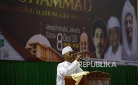 Pimpinan Pondok Pesantren Ash-Shiddiqiyah KH Noer Muhammad Iskandar memberikan tausiyah pada peringatan Maulid Nabi Muhammad SAW yang diselenggarakan oleh PBNU di Masjid Istiqlal, Jakarta, Sabtu (8/12).