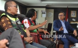 Ketua MPR RI, Zulkifli Hasan memberikan keterangan kepada perwakilan masyarakat  ojek online seluruh Indonesia (Moosi)  saat beraudiensi di MPR RI, Jakarta, Kamis (25/10).