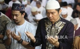 Umat muslim melakukan shalat subuh berjamaah di Masjid Agung Sunda Kelapa, Jakarta.