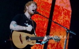 Penyanyi asal Inggris, Ed Sheraan saat tampil pada konser bertajuk Ed Sheeran Divide World Tour 2019 di Stadion Utama Gelora Bung Karno, Jakarta, Jumat (3/5).