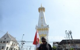 Aktivis Jogja Corruption Watch Baharuddin Kamba melakukan aksi jalan mundur di Tugu Pal Putih, Yogyakarta, Jumat (13/9/2019).