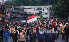 Massa aksi pelajar STM saat terlibat bentrok dengan polisi ketika melakukan aksi unjuk rasa tolak UU KPK hasil revisi dan RKUHP di Jalan Layang Slipi, Petamburan Jakarta, Rabu (25/9/2019).