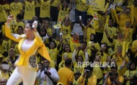 Sejumlah simpatisan Partai Golkar menghadiri Kampanye terbuka partai golkar di Istora Senayan, Jakarta, Selasa (9/4). -Foto Ilustrasi-