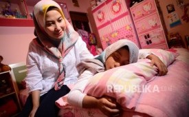 Membangunkan anak untuk sahur (ilustrasi). sahur pada dasarnya bertujuan untuk memberi asupan energi dan nutrisi bagi tubuh agar tetap bertenaga dan fokus selama puasa seharian pada bulan Ramadhan