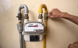Warga membuka keran meteran jaringan gas rumah tangga. (ilustrasi)