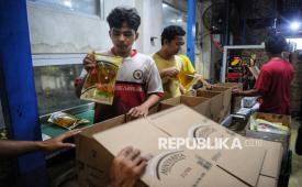 Pekerja memasukkan minyak goreng MinyaKita kedalam kardus di salah satu mitra pengemasan MinyaKita di Cakung, Jakarta , Rabu (12/5/2025).