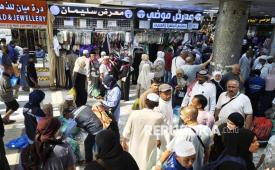 Jamaah haji dari berbagai negara mengunjungi Pasar Kakiyah, Makkah, Arab Saudi, Rabu (11/6/2025). Jamaah haji berbelanja aneka cendera mata khas haji di salah satu pasar terbesar di Makkah tersebut sebelum pulang ke negara masing-masing. 