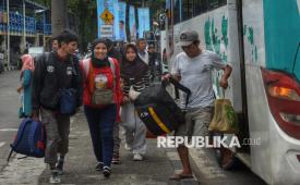Sejumlah penumpang turun dari bus di Terminal Kampung Rambutan, Jakarta, Rabu (25/3/2026). Survei yang dilakukan KedaiKOPI menyebut sebanyak 88,8 persen responden merasa puas dengan kinerja pemerintah dalam menyelenggarakan pelayanan selama mudik 2026.