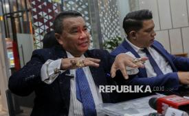 Penasehat hukum tersangka mantan Jampidsus Febrie Adriansyah, Hotman Paris Hutapea menyampaikan keterangan pers di Gedung Jampidsus, Kejaksaan Agung, Jakarta, Jumat (17/7/2026).