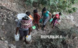 Warga membawa jeriken berisi air dari Sungai Rereroja di Magepanda, Kabupaten Sikka, Nusa Tenggara Timur, Rabu (23/9/2026). Selama kemarau, mereka harus berjalan sekitar 500 meter untuk mendapatkan sumber air yang digunakan untuk mandi dan kebutuhan minum.