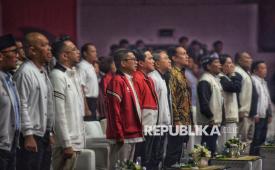 Menteri Pemuda dan Olahraga Erick Thohir bersama para pejabat dan tamu undangan menghadiri Puncak Acara Nasional Peringatan Hari Sumpah Pemuda (HSP) ke-97 Tahun 2025 di Hall Basket Gelora Bung Karno (GBK), Senayan, Jakarta, Selasa (28/10/2025). Dengan mengangkat tema Pemuda Pemudi Bergerak, Indonesia Bersatu. Peringatan HSP tahun ini menjadi momentum untuk memperkuat semangat kolaborasi lintas sektor dalam membangun karakter pemuda yang patriotik, gigih, dan berempati. Kegiatan ini juga menjadi ajang apresiasi dan refleksi atas peran generasi muda dalam memperkokoh persatuan serta mendorong kemajuan bangsa Indonesia.