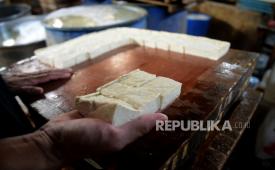 Pekerja melakukan proses pembuatan tahu di salah satu pabrik tahu di Duren Tiga, Jakarta, Selasa (28/2/2023). Selain susu sapi, pangan lokal seperti tempe, tahu, telur ayam, daging ayam, kacang-kacangan, serta ikan seperti kembung, lele, dan teri bisa menjadi pilihan sumber protein.
