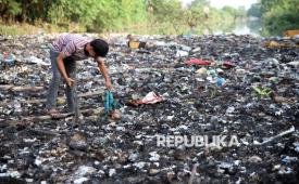 Warga berada di sungai yang dipenuhi limbah sampah di Desa Pematang Johar, Kecamatan Labuhan Deli, Kabupaten Deli Serdang, Sumatera Utara, Jumat (1/5/2026). Menurut warga, sungai tersebut tercemar limbah sampah rumahan dan limbah dari pabrik yang mengakibatkan bau tak sedap dan warna air sungai menjadi hitam. 