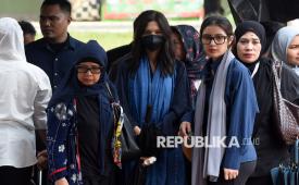 Istri mendiang penyanyi Oxavia Aldiano atau Vidi Aldiano, Sheila Dara Aisha (tengah) menghadiri pemakaman suaminya di TPU Tanah Kusir, Jakarta, Ahad (8/3/2026). Vidi Aldiano meninggal dunia pada Sabtu (7/3) sore dalam usia 35 tahun setelah berjuang melawan sakit kanker selama beberapa tahun terakhir. 