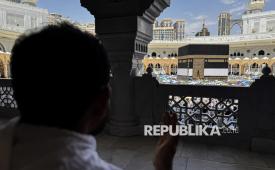 Seorang haji memanjatkan doa saat melaksanakan Tawaf Wada di Masjidil Haram, Makkah, Arab Saudi, Selasa (9/6/2026). 