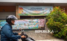 Warga melintas di dekat penitipan anak atau daycare Little Aresha yang disegel polisi di Umbulharjo, Yogyakarta, Ahad (26/4/2026). Daycare Little Aresha digerebek polisi terkait kasus dugaan penganiayaan terhadap anak-anak yang dititipkan pada Jumat (24/4), saat ini polisi telah menetapkan 13 tersangka terkait kasus tersebut. 