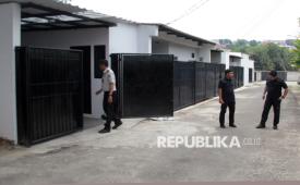 Petugas berjaga di depan rumah yang sebelumnya diperiksa secara mendadak oleh Ombudsman RI di Lapas Kelas IIA Cibinong, Kabupaten Bogor, Jawa Barat, Kamis (24/9/2026). Kepala Kantor Wilayah Ditjen PAS Jawa Barat Yudi Suseno menyatakan 11 rumah dinas tersebut disediakan bagi sejumlah pejabat, termasuk Kalapas Kelas IIA Cibinong, dan pihaknya masih mendalami temuan Ombudsman serta akan menindak sesuai prosedur jika ditemukan pemanfaatan lokasi yang tidak sesuai. 