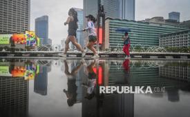Sejumlah warga berolahraga saat berlangsungnya Hari Bebas Kendaraan Bermotor (HBKB) atau car free day (CFD) di kawasan Bundaran HI, Jakarta, Ahad (22/2/2026). 