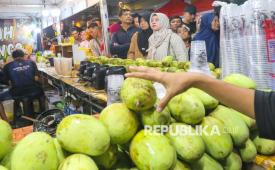 Warga membeli minuman jus di salah satu kios pasar malam saat malam Tradisi Dandangan di Kabupaten Kudus, Jawa Tengah, Ahad (15/2/2026). Tradisi Dandangan yang digelar satu tahun sekali itu diikuti sebanyak 450 Pedagang Kaki Lima (PKL) dalam rangka menyambut datangnya bulan Ramadhan 1447 Hijriah sekaligus bagian dari upaya meningkatkan perekonomian pelaku Usaha Mikro Kecil dan Menengah (UMKM). 