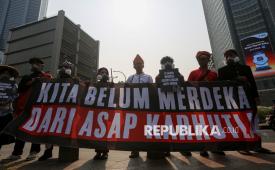 Aktivis lingkungan dari Wahana Lingkungan Hidup Indonesia (Walhi) melakukan aksi  terkait kebakaran hutan dan lahan (karhutla) di kawasan Tosari, Jakarta, Jumat (14/8/2026). Mereka mendesak pemerintah untuk menghukum dan mencabut izin korporasi yang terbukti membakar hutan dan lahan yang memicu kabut asap.
