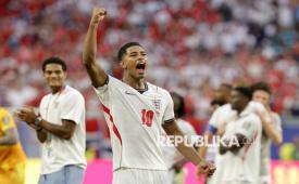 Pemain Inggris Jude Bellingham melakukan selebrasi seusai mengalahkan Norwegia pada pertandingan perempat final Piala Dunia FIFA 2026 di Miami, Florida, AS, Ahad (12/7/2026) WIB. Inggris mengalahkan Norwegia dengan skor 2-1.