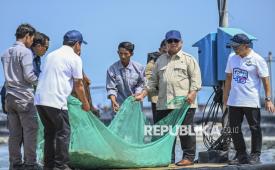 Presiden Prabowo Subianto (kedua kanan) didampingi Menteri Koordinator Bidang Pangan (Menko Pangan) Zulkifli Hasan (kanan) menjaring udang saat panen raya udang di lokasi Tambak Budidaya Udang Berbasis Kawasan (BUBK) Kebumen, Jawa Tengah, Sabtu (23/5/2026). Kawasan tambak seluas sekitar 100 hektare tersebut memiliki nilai produksi mencapai sekitar Rp67,2 miliar per siklus atau berpotensi menembus Rp134,4 miliar per tahun dan mampu menyerap ratusan tenaga kerja. 
