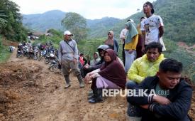 Warga antre untuk melintasi badan jalan lintas Geumpang-Pameu-Takengon saat dibersihkan.