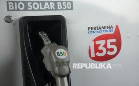 Nosel pengisian bahan bakar minyak (BBM) jenis Bio disel B50 di SPBU Rest Area KM 57A Tol Jakarta–Cikampek, Jawa Barat, Ekonom Senior INDEF Didin S Damanhuri. Ia menilai ketergantungan pada sektor energi, pangan, teknologi, hingga keuangan masih menjadi tantangan yang perlu diselesaikan. (ilustrasi)