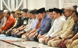 Ilustrasi Muslim melaksanakan shalat tarawih pada Ramadhan.