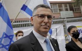  Ketua Partai Harapan Baru Israel Gideon Saar dan istrinya Geula berfoto di luar tempat pemungutan suara di kota pesisir Tel Avivi, pada 23 Maret 2021.