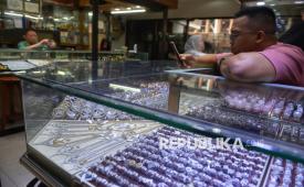 Pedagang menanti pembeli di salah satu toko perhiasan emas di Cikini, Jakarta, Jumat (12/9/2025). Menurut sejumlah pedagang setempat, meskipun harga emas saat ini tergolong tinggi, aktivitas jual beli logam mulia maupun emas perhiasan di kawasan tersebut masih lesu. Kondisi ini diperkirakan akibat menurunnya daya beli masyarakat. Beberapa pedagang emas, selain mengandalkan penjualan di toko fisik, kini mulai merambah ke platform marketplace. Menurut mereka, penjualan melalui marketplace cukup membantu, meskipun masih didominasi oleh pelanggan tetap. Sementara itu, harga emas batangan PT Aneka Tambang Tbk (Antam) pada hari ini tercatat mengalami koreksi sebesar Rp7.000, menjadi Rp2.088.000 per gram.