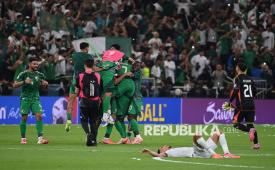 Pemain Arab Saudi merayakan kemenangan di akhir pertandingan kualifikasi Piala Dunia 2026 putaran keempat Grup B sepak bola Asia melawan Irak di Stadion Alinma Bank di King Abdullah Sports City, Jeddah, Arab Saudi, Rabu (15/10/2025). Tim nasional Arab Saudi memastikan satu tempat di putaran final Piala Dunia 2026 setelah bermain imbang tanpa gol 0-0 melawan Irak. Hasil imbang ini membuat Arab Saudi dan Irak sama-sama mengoleksi empat poin. Namun, The Green Falcons berhak keluar sebagai juara grup berkat produktivitas gol.