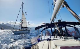 Kapal misi pelayaran Global Sumud Flotilla, Ozgurluk (kanan), saat berlayar di laut Mediterania.