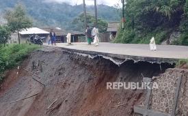 Kondisi jalan yang terdampak longsor di kawasan Lawang Angin, Desa Tanjungjaya, Kecamatan Banjarwangi, Kabupaten Garut, Jawa Barat, Jumat (1/12/2023). 