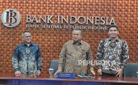 Gubernur Bank Indonesia Perry Warjiyo (tengah) berfoto sebelum memberikan update perkembangan ekonomi terkini dalam Taklimat Media di Gedung BI, Rabu (7/5/2024). 