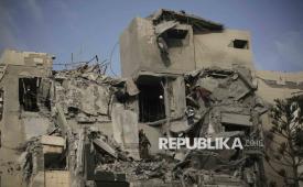 Tentara Israel dan tim penyelamat mencari korban di tengah reruntuhan bangunan tempat tinggal yang hancur akibat serangan rudal Iran di Beersheba, Israel, Selasa (24/6/2025). Gelombang serangan rudal Iran menghantam kota Beersheba, Israel. Sejumlah bangunan hancur dan empat warga dikabarkan tewas dalam serangan itu.