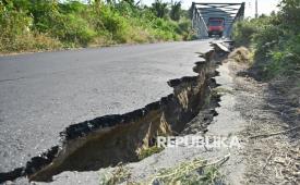 Kendaraan melintas di jalan yang retak akibat gempa bumi di kawasan Dampek, Kabupaten Manggarai Timur, Nusa Tenggara Timur (NTT), Selasa (18/8/2026). Manggarai Timur menjadi salah satu wilayah yang paling terdampak gempa bumi bermagnitudo 7,7 yang terjadi pada 15 Agustus 2026, dengan sekitar 7.480 rumah dan lebih dari 40 tempat ibadah tercatat mengalami kerusakan. 