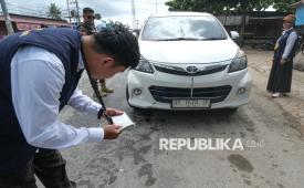 Petugas Badan Pendapatan Daerah (Bapenda) Kendari mencocokkan STNK dengan plat kendaraan roda empat saat operasi pajak kendaraan bermotor di Jalan Chairil Anwar, Kota Kendari, Sulawesi Tenggara, Rabu (15/7/2026). Pemprov Sulawesi Tenggara menggelar operasi penertiban pajak kendaraan bermotor serentak di 17 kabupaten dan kota guna menjaring kendaraan bermotor yang menunggak pajak dengan total sebanyak 628.537 unit kendaraan hingga akhir 2025 sebagai salah satu upaya meningkatkan PAD wilayah itu serta meningkatkan kesadaran masyarakat dalam memenuhi kewajiban perpajakan. 
