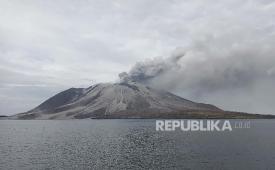 Gunung Ruang Semburkan Abu Vulkanik, Bandara Samrat Perpanjang Penutupan Sampai Besok