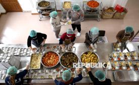 Tim food security Seksi Kedokteran dan Kesehatan (Sidokkes) Polresta Banda Aceh mengawasi, memeriksa dan menguji Makan Bergizi Gratis (MBG) sebelum didistribusikan kepada penerima manfaat di Satuan Pelayanan Pemenuhan Gizi (SPPG) Polri Yayasan Kemala Bhayangkari Cabang Kota Banda Aceh, Aceh, Jumat (31/10/2025). Tim food security Sidokkes Polresta Banda Aceh melakukan rapid test untuk memeriksa kandungan zat kimia sianida, formalin, nitrit, boraks, arsen dan pencegahan keracunan pada menu MBG sebelum dikonsumsi para pelajar di Kota Banda Aceh.