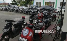 Kendaraan mengantre menunggu mobil pengangkut BBM tiba di SPBU daerah Lampahan, Timang Gajah, Bener Meriah, Aceh, Sabtu (27/12/2025). Antrean kendaraan roda dua dan roda empat mengular hingga sekitar 1 kilometer untuk mendapatkan BBM di SPBU tersebut. Menurut pengakuan warga, Ari Sembiring, ia sudah menyimpan kendaraannya untuk masuk amtrean sejak Jumat (26/12). Sementara menurutnya, kendaraan pengangkut BBM perjalanannya terhambat lantaran macet dan terjebak lumpur di jalur menuju Bener Meriah.
