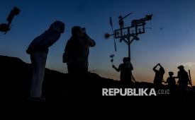 Pengunjung memotret instalasi kitiran saat Festival Kitiran Sriharjo 2026 di Bulak Truli, Sriharjo, Imogiri, Bantul, DI Yogyakarta, Sabtu (25/7/2026). Festival Kitiran Sriharjo diikuti 63 rukun tetangga (RT) dengan menampilkan ribuan kitiran di area persawahan sebagai upaya melestarikan permainan tradisional, promosi desa wisata Sriharjo serta menggerakkan ekonomi masyarakat melalui pemberdayaan UMKM dan sentra kerajinan kitiran. 