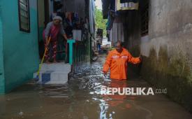 Warga beraktivitas saat banjir merendam permukimannya di kawasan Jalan NIS, Cilandak Timur, Jakarta, Senin (12/1/2026). BPBD DKI Jakarta mencatat banjir setinggi 20-95 sentimeter melanda 10 rukun tetangga (RT) di Jakarta Selatan dan Jakarta Utara yang disebabkan curah hujan tinggi.