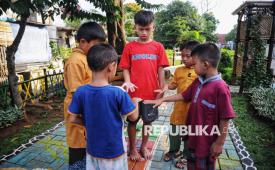 Ilustrasi anak bermain tanpa hp.