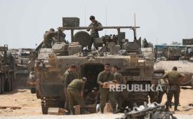 Tentara Israel memeriksa peralatan militer saat mereka berkumpul di perbatasan selatan Israel dengan Jalur Gaza, dekat kota Rafah, Palestina, 1 Mei 2024.