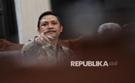 Kuasa hukum Sekjen PDI Perjuangan Hasto Kristiyanto, Ronny Talapessy saat mengikuti sidang putusan praperadilan di Pengadilan Negeri Jakarta Selatan, Jakarta, Kamis (13/2/2025). Hakim tunggal PN Jakarta Selatan Djuyamto menolak permohonan praperadilan Sekjen PDI Perjuangan Hasto Kristiyanto sehingga status tersangkanya dalam kasus dugaan suap penetapan pergantian antarwaktu (PAW) anggota DPR RI periode 2019-2024 dan perintangan penyidikan dianggap sah.