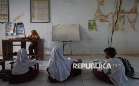 Siswa mengikuti kegiatan belajar mengajar di ruang kelas SDN Padahayu 2, Cikedal, Pandeglang, Banten, Senin (20/7/2026). Pihak sekolah menuturkan, sebanyak tiga ruang kelas dan satu ruang guru yang dialihfungsikan menjadi ruang belajar untuk murid kelas enam mengalami kerusakan sejak enam tahun terakhir karena kondisi bangunan yang sudah tua serta faktor cuaca sehingga mengganggu proses belajar mengajar. 