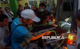 Tenaga medis mengangkat korban diduga keracunan di RSUD Kalisari, Kabupaten Batang, Jawa Tengah, Rabu (23/9/2026). Wakil Bupati Batang Suyono per pukul 20.38 menyatakan Pemerintah Kabupaten melakukan penanganan sebanyak 276 korban dengan penerima manfaat sebanyak sekitar 2.700 orang dari 11 satuan pendidikan. 